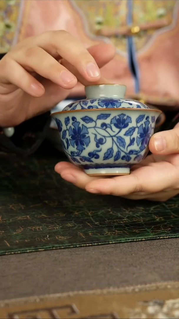 善窑厂汝窑缠枝莲盖碗