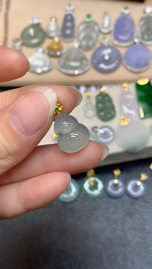 颈饰18K金镶嵌翡翠葫芦【无服务费