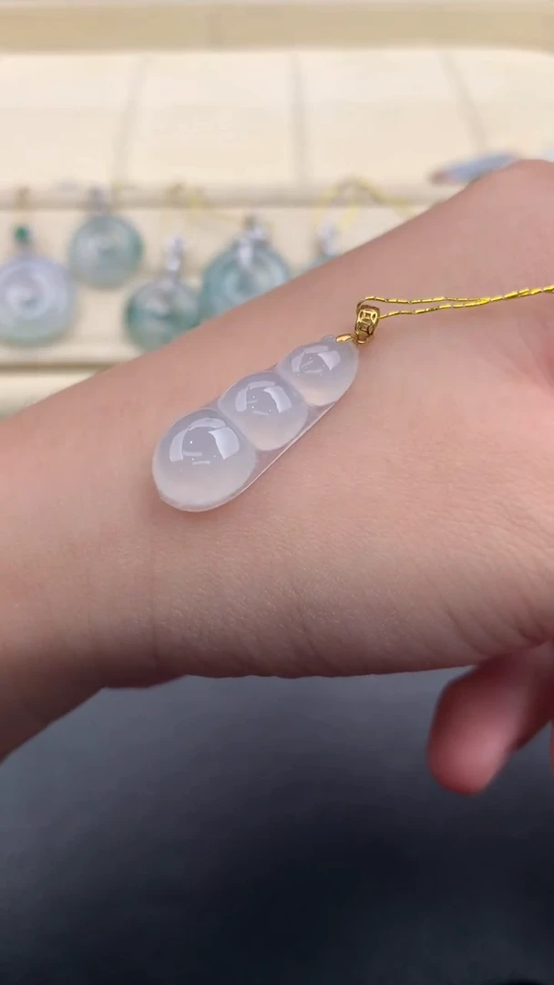 翡翠18K金镶嵌颈饰Q295