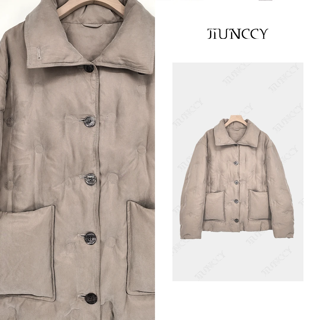 JIUNCCY【圆雾】90白鹅绒铜氨丝圆形波点压线贴袋羽绒服 52YYRF020
