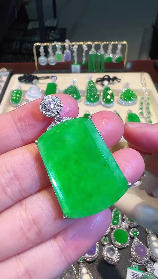 【闪购商品】翡翠吊坠(不含链)18K金镶嵌翡翠