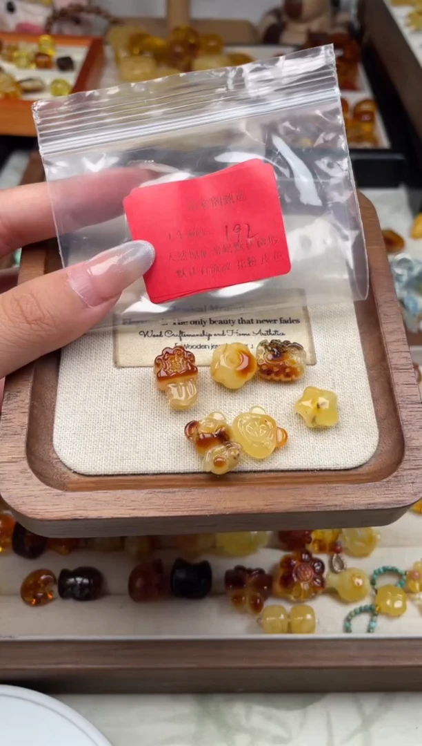 未镶嵌琥珀裸石192，瑕疵