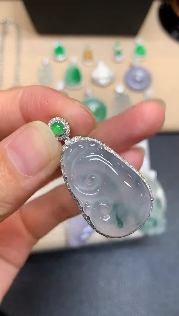 颈饰18K金镶嵌翡翠如意【无服务费