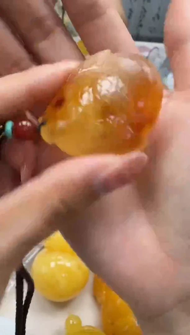 未镶嵌琥珀裸石如图