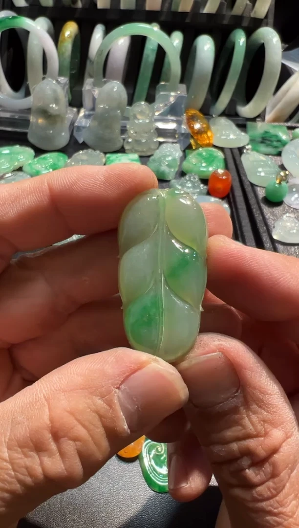 颈饰未镶嵌翡翠翡翠叶子。