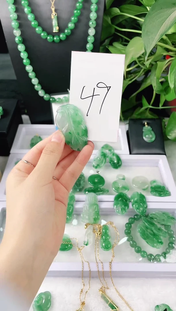 未镶嵌叶子石英质玉（非洲翠）精品吊坠