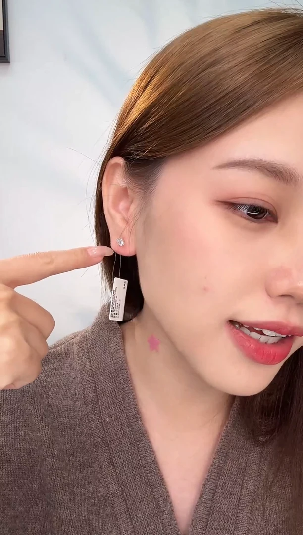 18K金镶嵌合成钻石耳饰18k白四爪耳钉