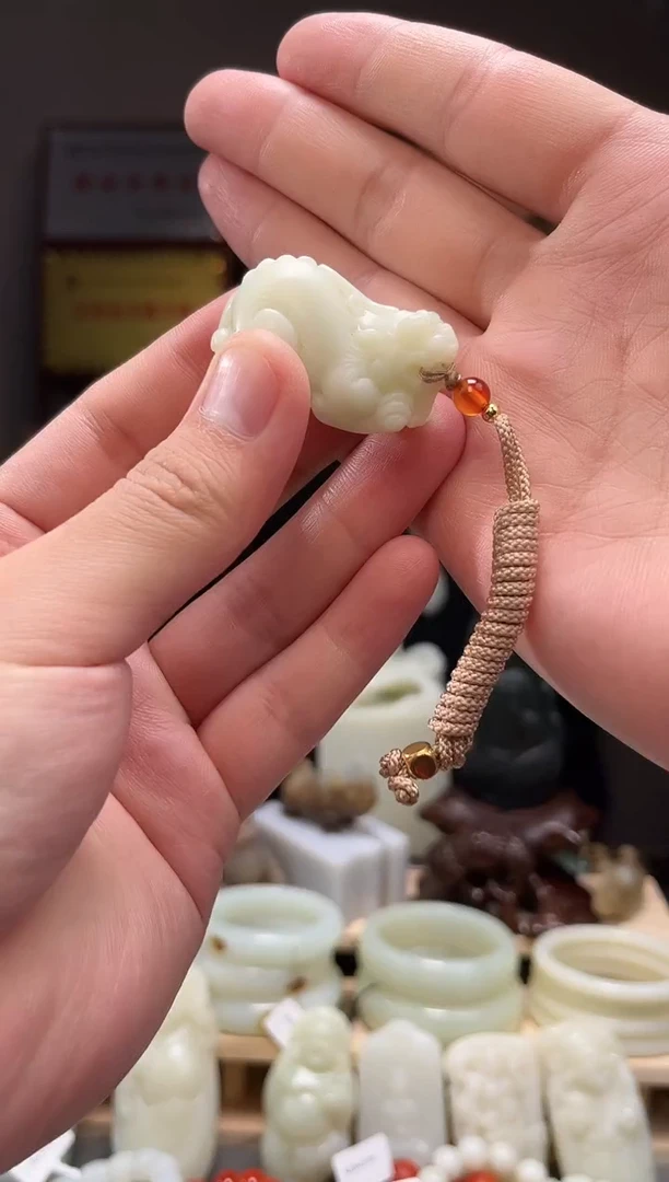 颈饰未镶嵌和田玉吊坠