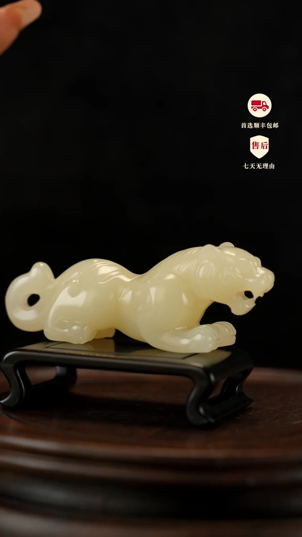 云南石竹叶青雕刻：伏虎手把件