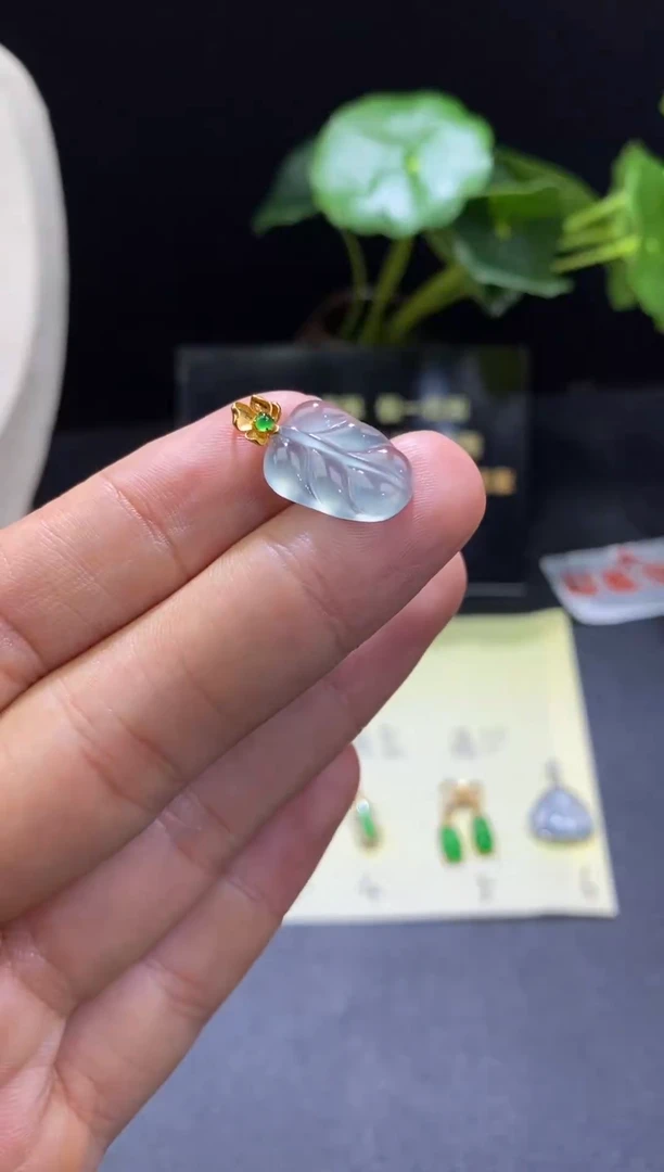 翡翠18K金镶嵌颈饰翡翠吊坠