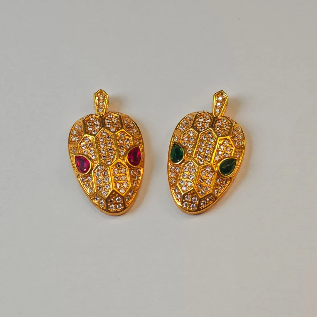 18k金经典时尚蛇头吊坠  时尚精致好看