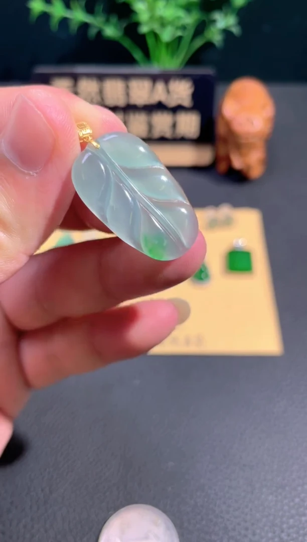 颈饰18K金镶嵌翡翠翡翠
