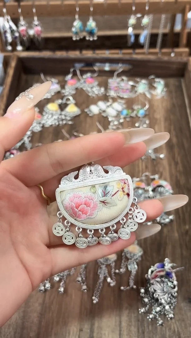 织绣民族风非遗老绣苗银饰品390