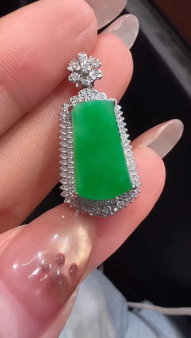 颈饰18K金镶嵌翡翠吊坠