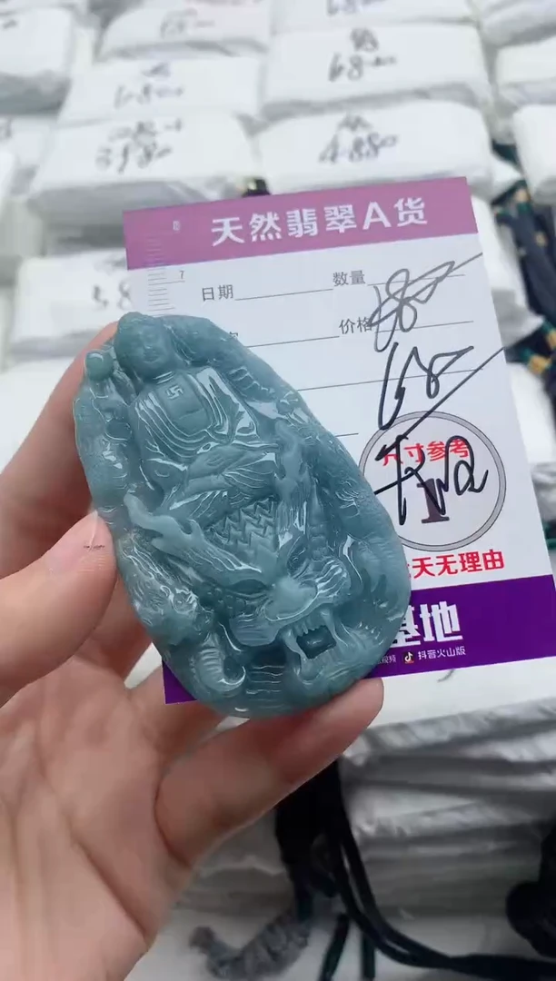 翡翠未镶嵌颈饰········