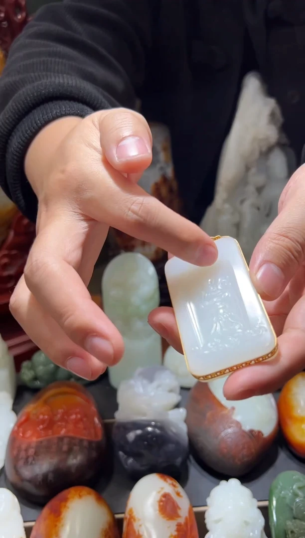 未镶嵌和田玉把件人**姐和田玉