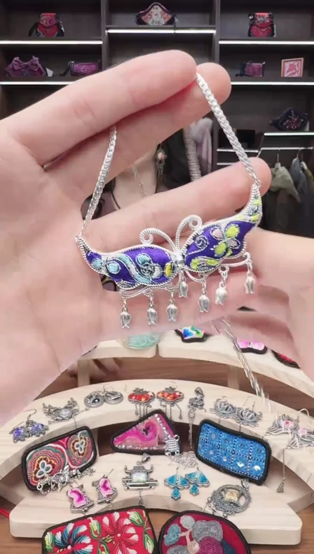 织绣3蒙阿苏苗绣传承店