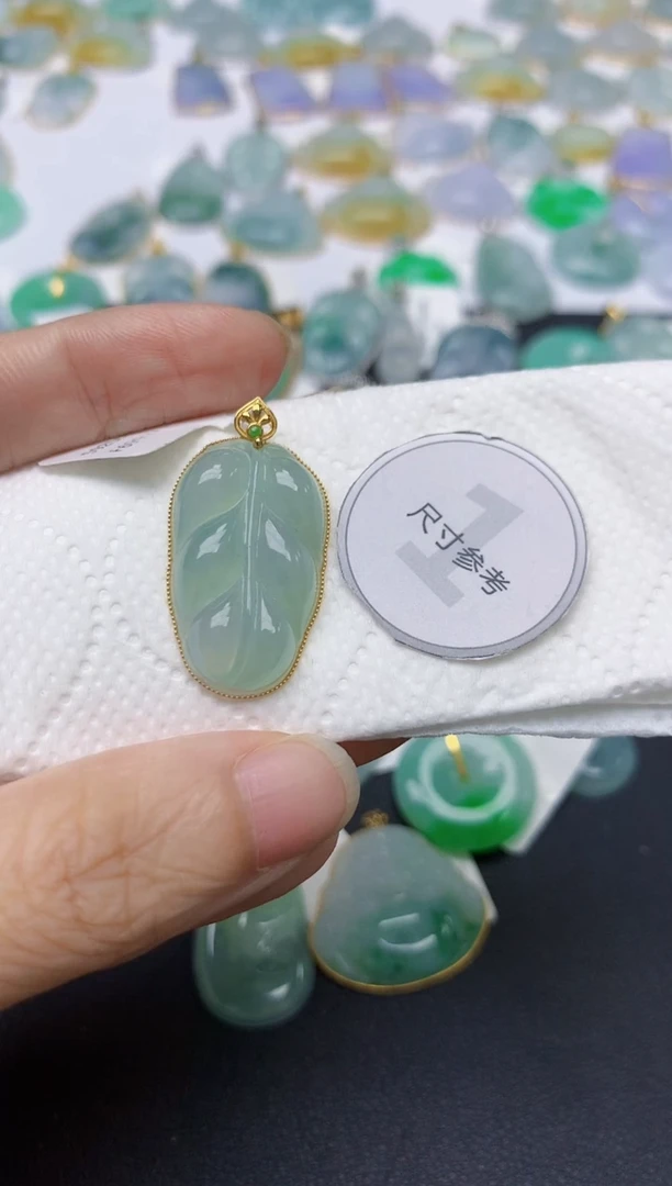 翡翠18K金镶嵌颈饰天然缅甸A货翡翠