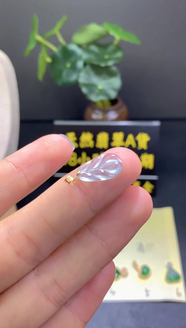 翡翠18K金镶嵌颈饰翡翠吊坠