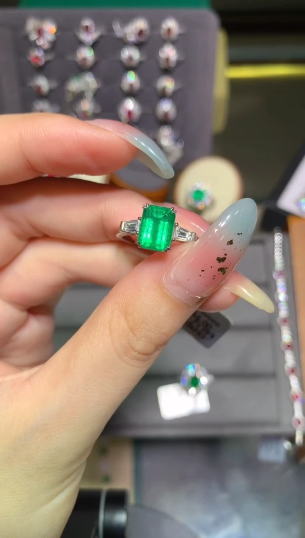 祖母绿戒指18K金镶嵌2.4ct