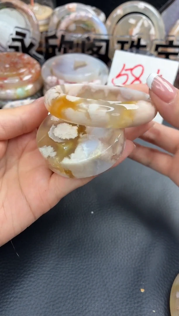 未镶嵌手镯（圆镯）石英质玉55