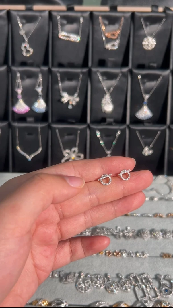 铂Pt950镶嵌耳饰钻石小q耳钉