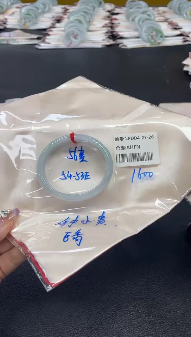 翡翠手镯未镶嵌翡翠手镯