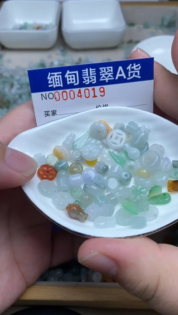 颈饰未镶嵌翡翠榆*_翡翠