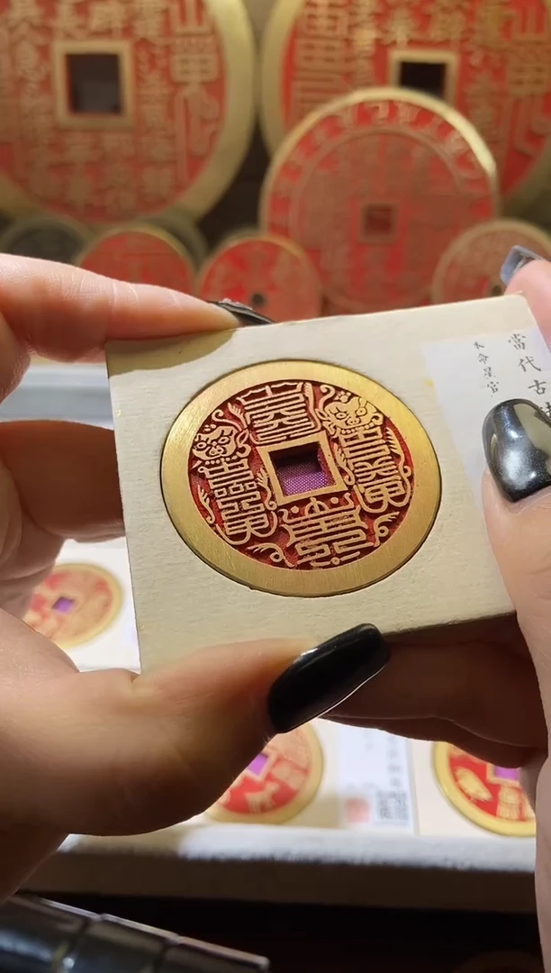 铜本命星官背生肖+锦盒脖挂绳。当代翻砂工艺品