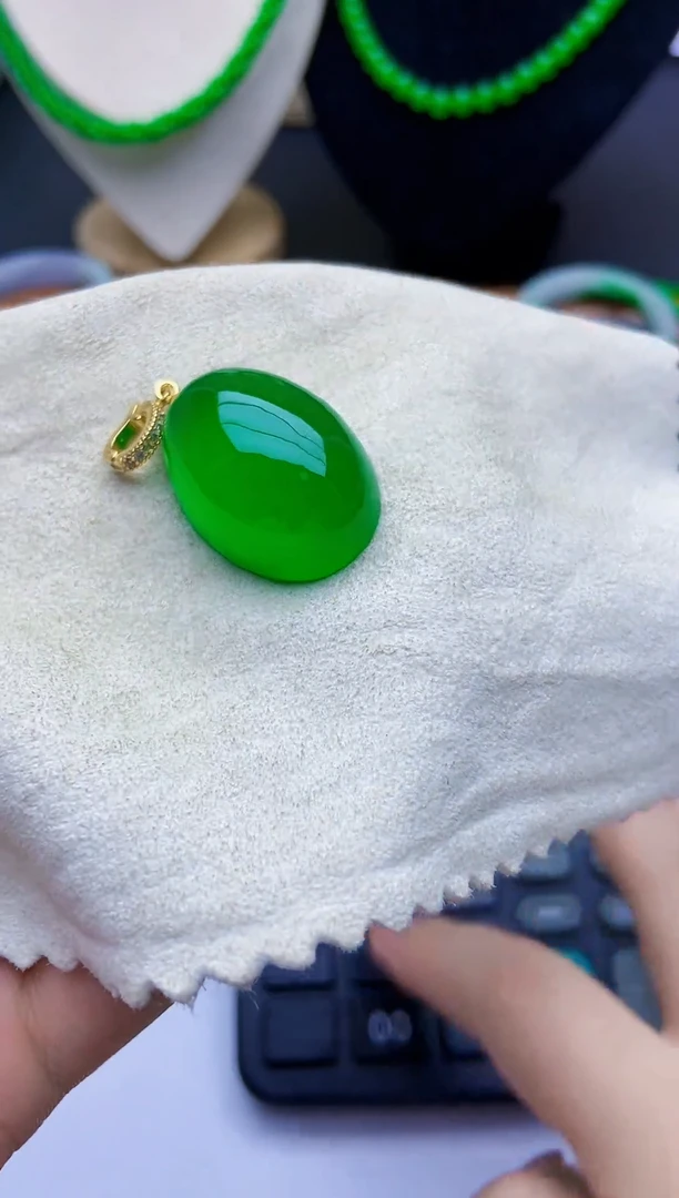 只买单纯的吊坠，没带链子，属的性质。花岗石高货蛋面吊坠