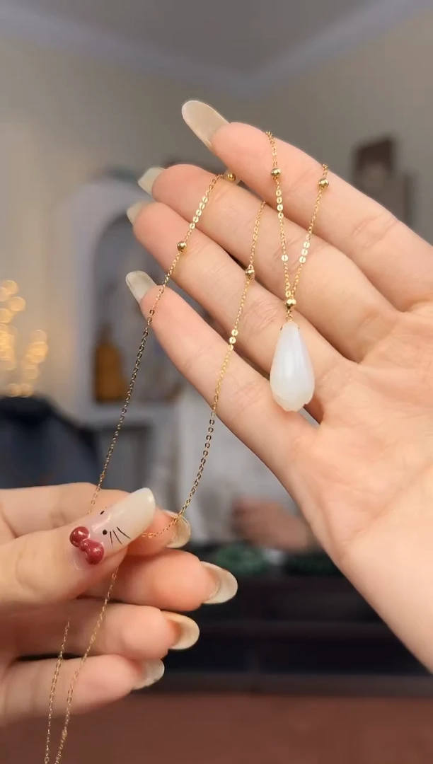 颈饰18K金镶嵌和田玉玉兰花项链