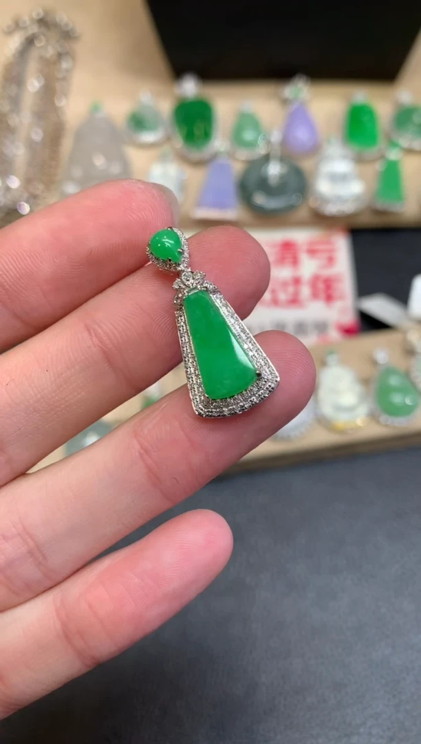 【闪购商品】翡翠颈饰18K金镶嵌无事牌【无服务费】