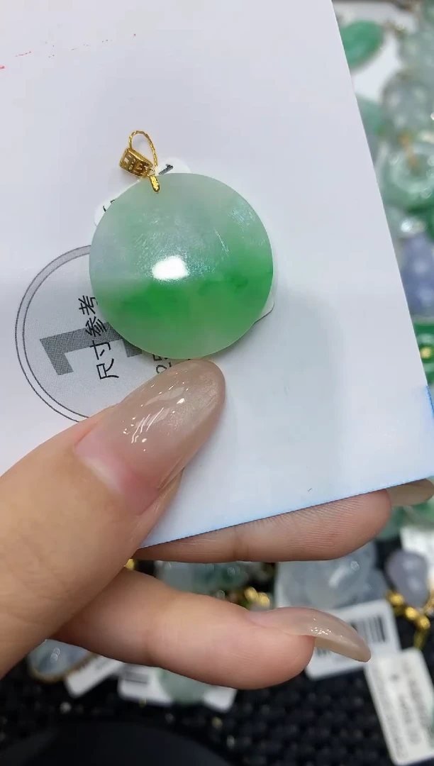 翡翠18K金镶嵌颈饰111111111111