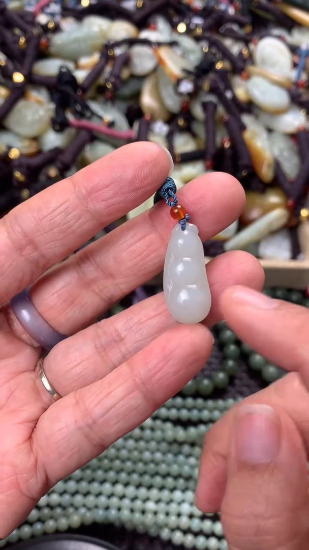 【闪购商品】和田玉颈饰未镶嵌 多样性发货没有证书拍一发一有瑕