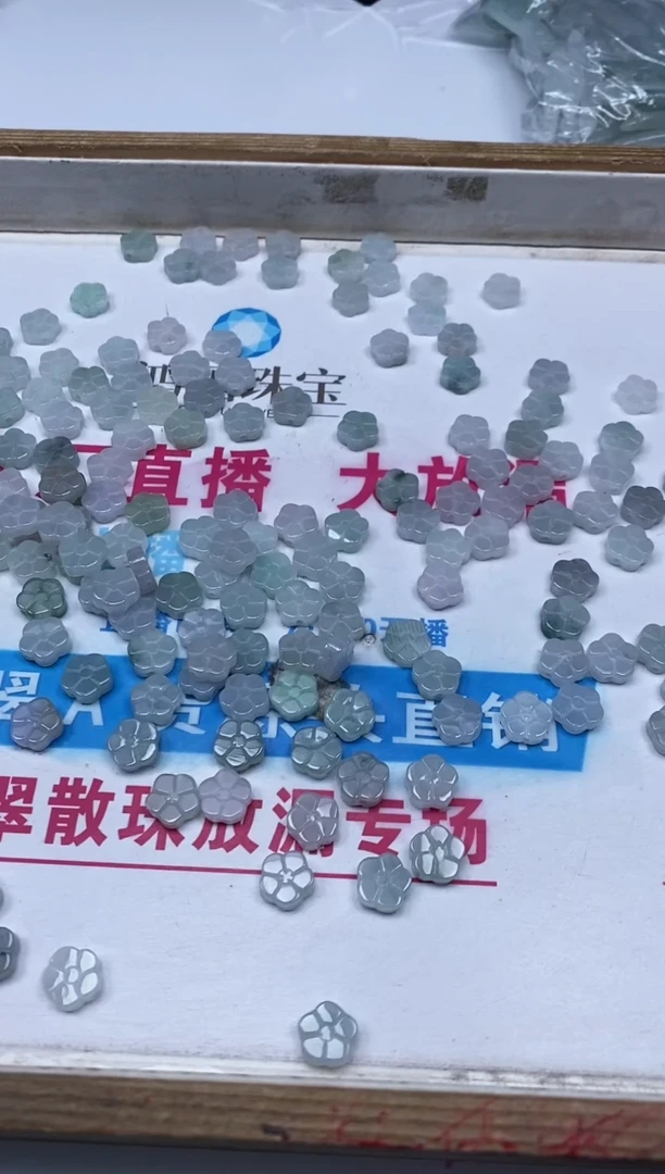 手饰翡翠未镶嵌翡翠飘花鱼 24x13x6mm左右 9.9元一件