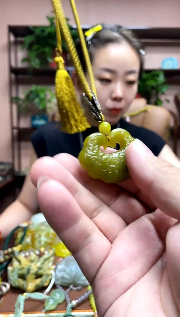 未镶嵌岫玉吊坠多样性发货发其中之一