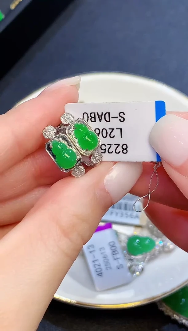 18K金镶嵌翡翠耳饰多样性发其一