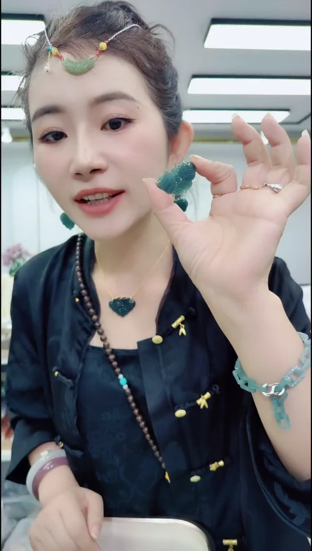 翡翠未镶嵌颈饰04111翡翠蝴蝶吊坠