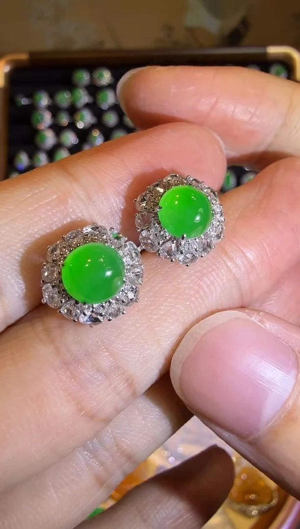 【闪购商品】翡翠耳饰18K金镶嵌高冰正阳满绿蛋面耳包