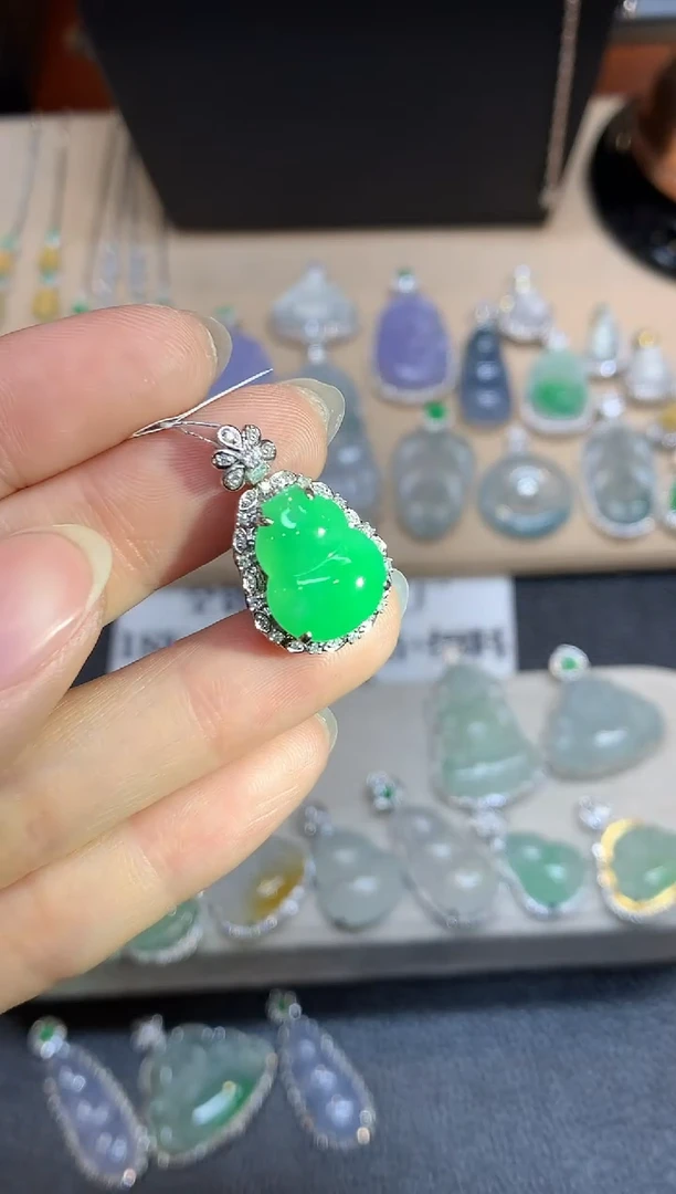 颈饰18K金镶嵌翡翠【无服务费