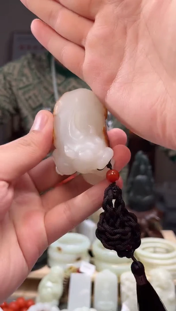 颈饰未镶嵌和田玉吊坠