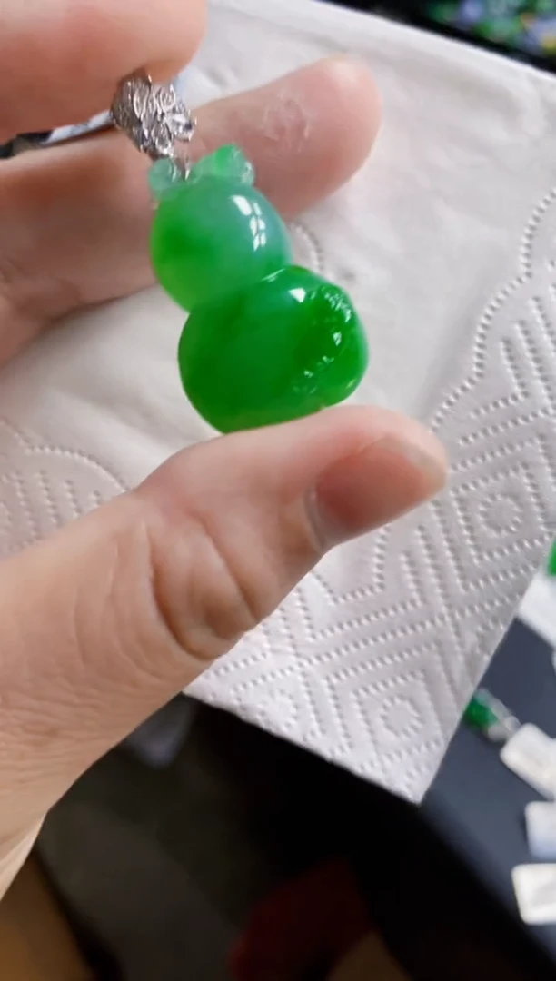 翡翠18K金镶嵌颈饰葫芦