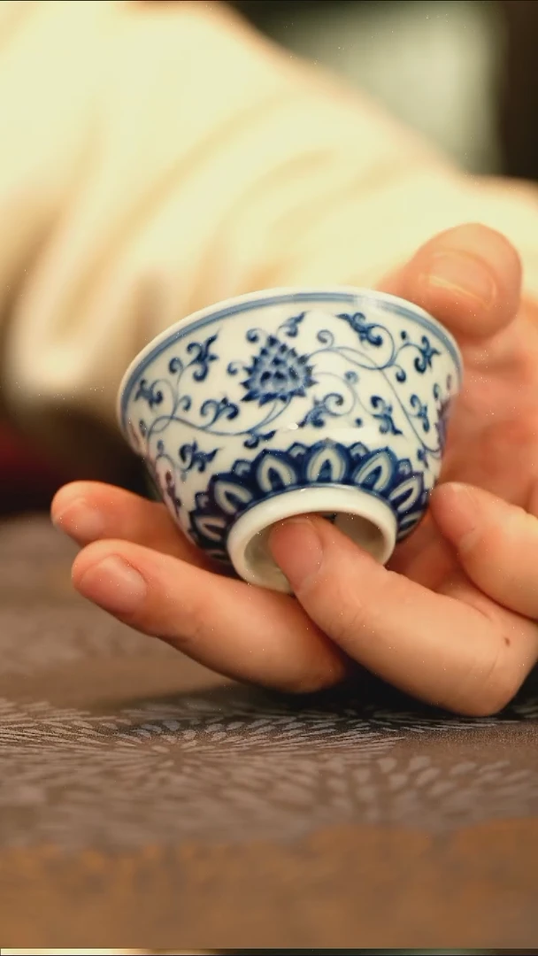 中式仿明青花缠枝莲铃铛杯