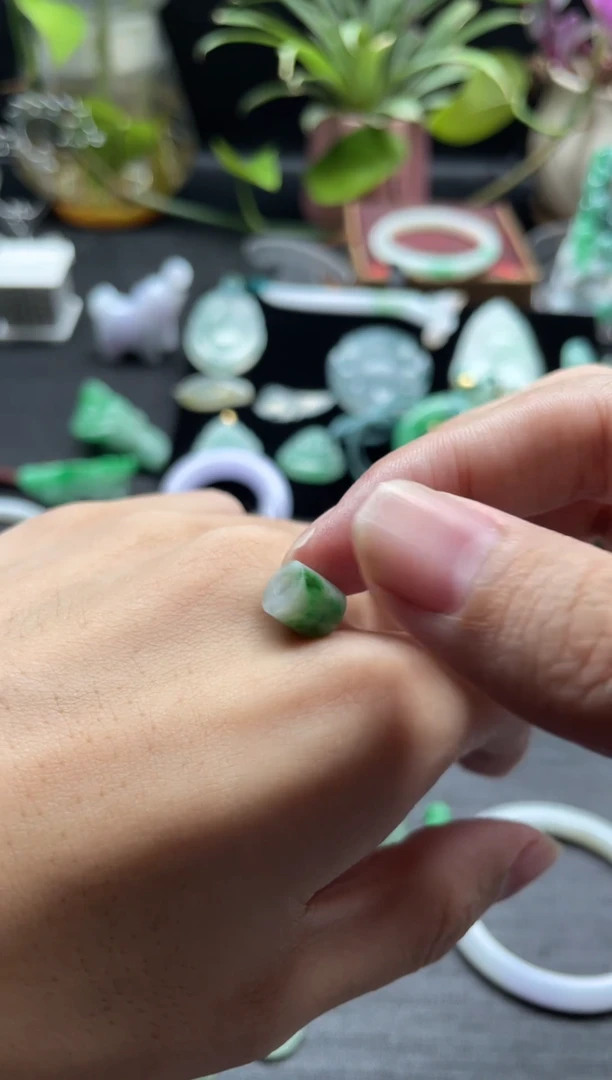 翡翠未镶嵌颈饰吊坠