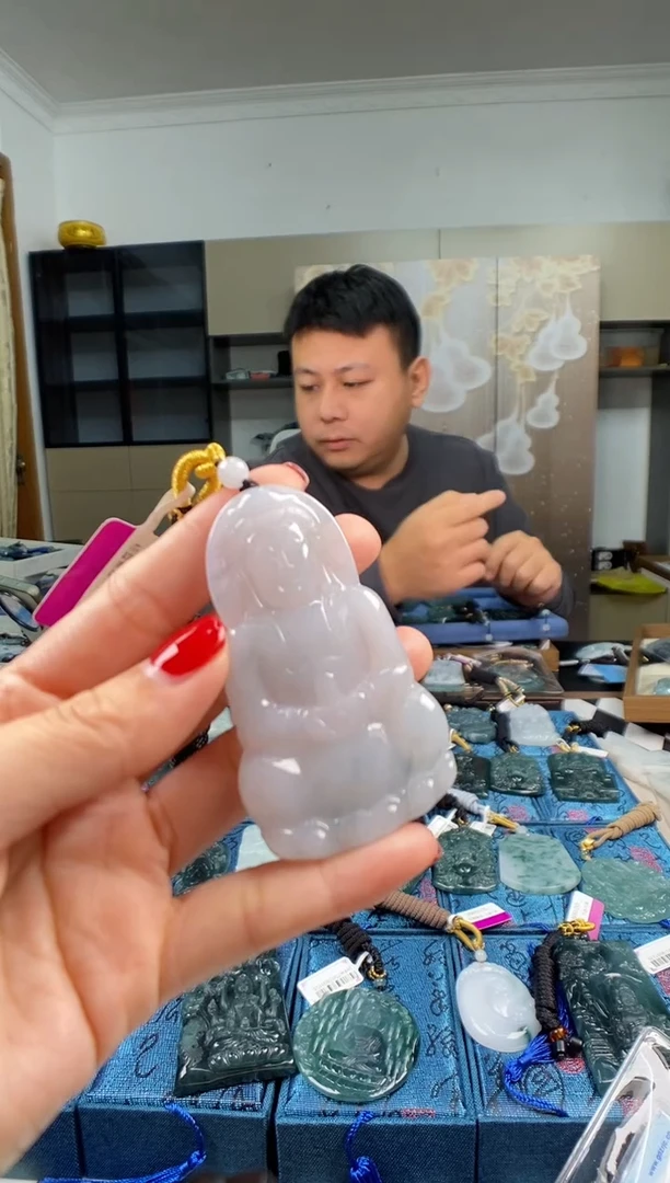 颈饰未镶嵌翡翠  多样性发其一