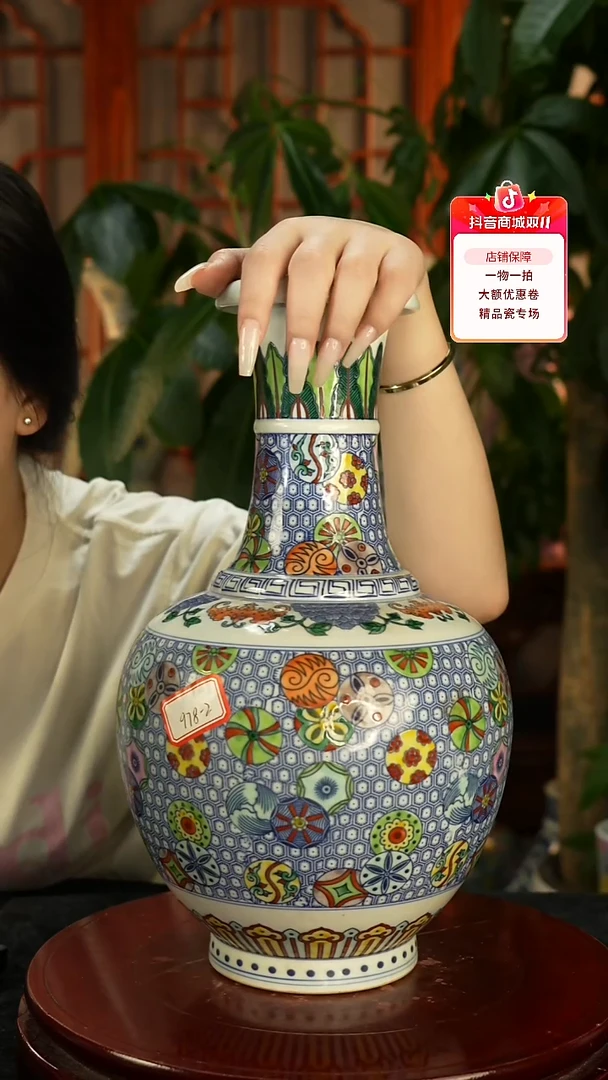 其他瓷斗彩皮球花赏瓶一只