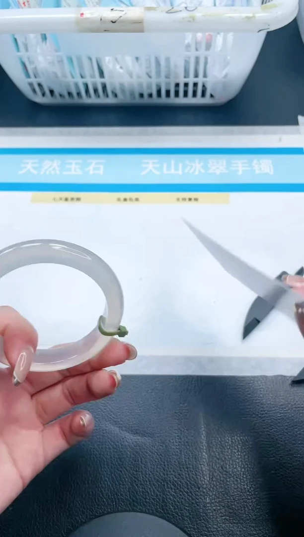 【闪购商品】石英质玉手镯未镶嵌22V324-54