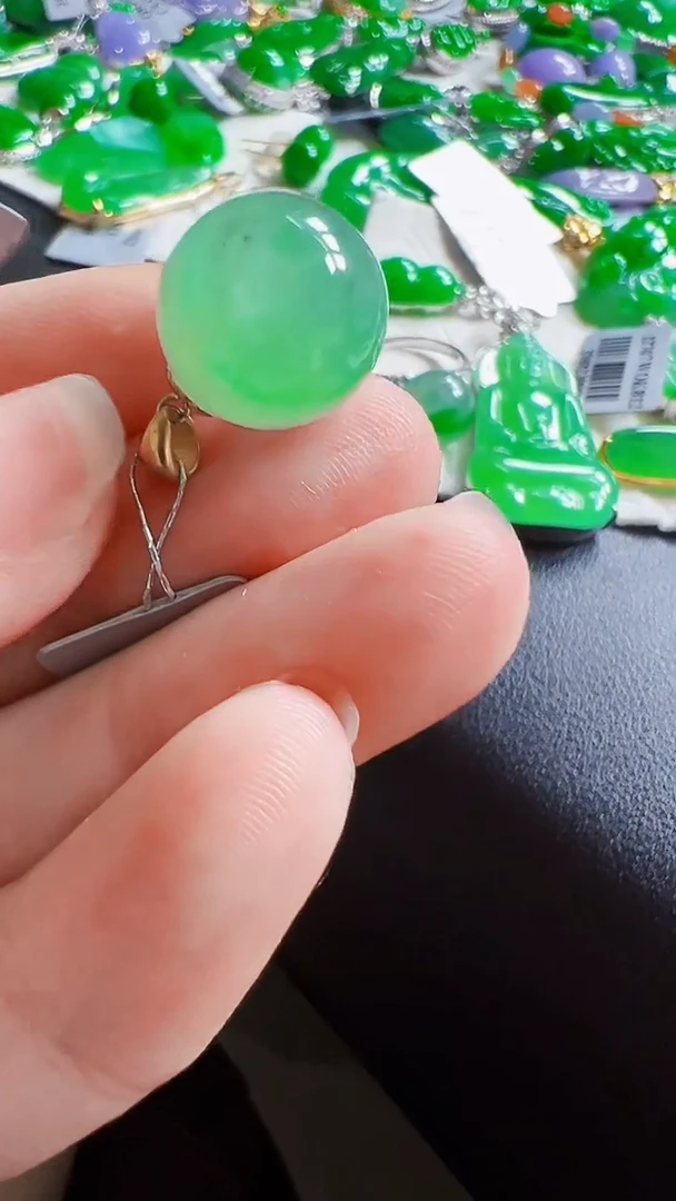 颈饰18K金镶嵌翡翠珠子