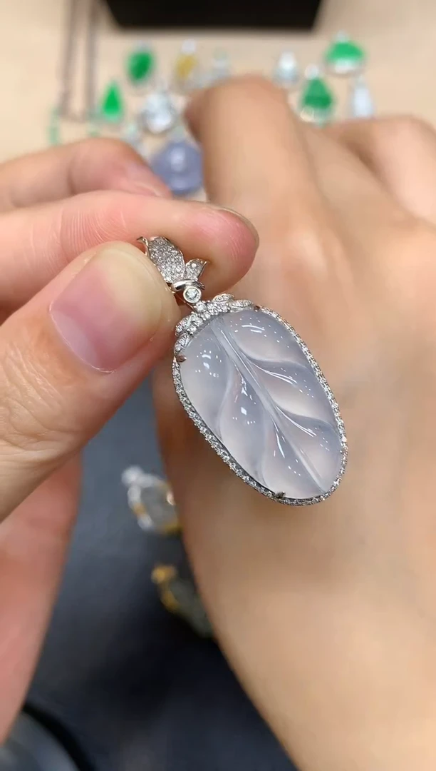 颈饰18K金镶嵌翡翠树叶【无服务费