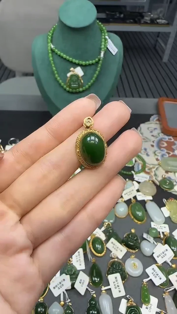 18K金镶嵌和田玉挂件1